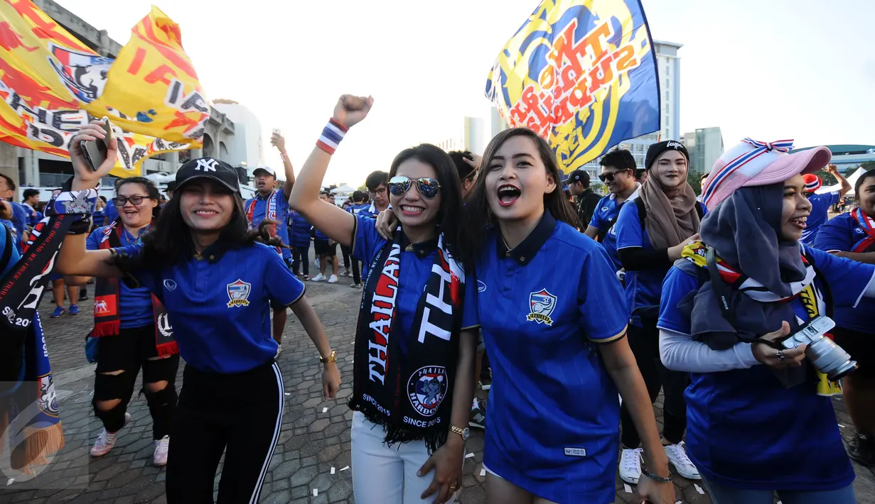 Suporter wanita Thailand bersorak sorai jelang menyaksikan laga final kedua Piala AFF 2016 antara Thailand melawan Indonesia di Rajamangala National Stadium, Sabtu (17/12). Laga sebelumnya, Thailand kalah 1-2. (Liputan6.com/Helmi Fithriansyah)
