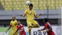 Bek Bhayangkara FC, I Putu Gede, menyundul bola saat melawan Perseru Badak Lampung FC pada laga Liga 1 2019 di Stadion Patriot, Bekasi, Jumat (16/8). Bhayangkara FC takluk 0-1 dari Perseru Badak Lampung FC. (Bola.com/M Iqbal Ichsan)