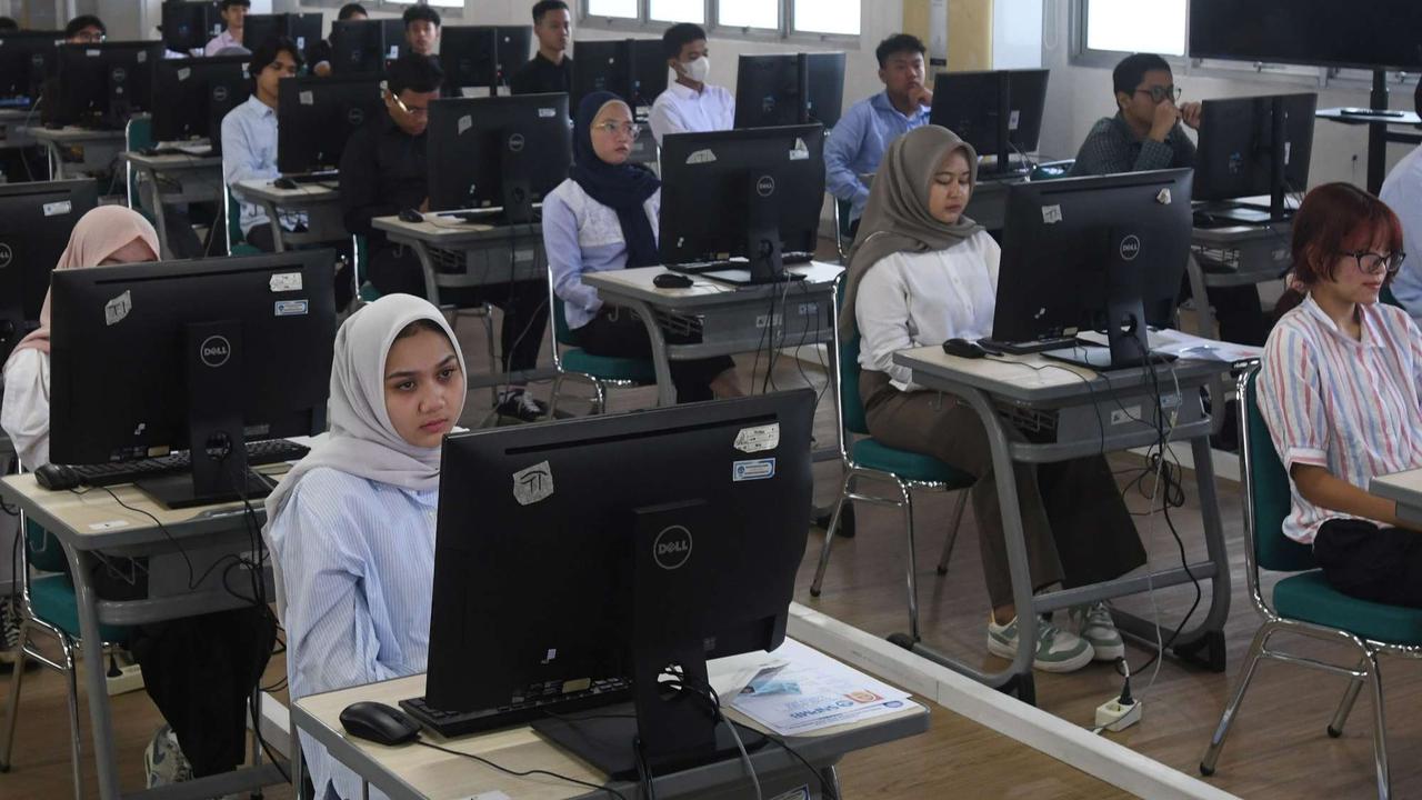 Peserta mengikuti UTBK-SNBT di Kampus UPN Veteran