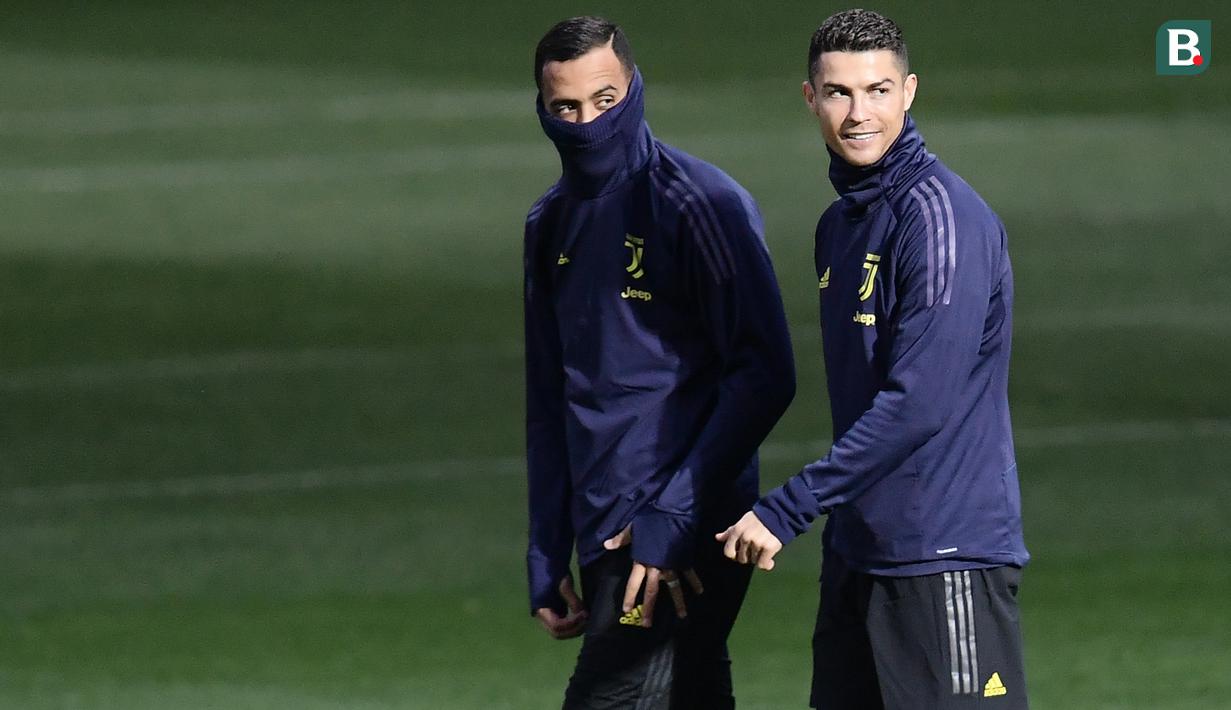 Pemain Juventus, Cristiano Ronaldo, bersama Mehdi Benatia saat latihan di Stadion Allianz, Turin, Senin (26/11). Latihan ini persiapan jelang laga Liga Champions melawan Valencia. (AFP/Marco Bertorello)