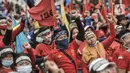 Massa buruh dari berbagai daerah menggelar longmarch saat unjuk rasa di kawasan Patung Kuda, Jakarta, Selasa (10/11/2020). (merdeka.com/Iqbal S. Nugroho)