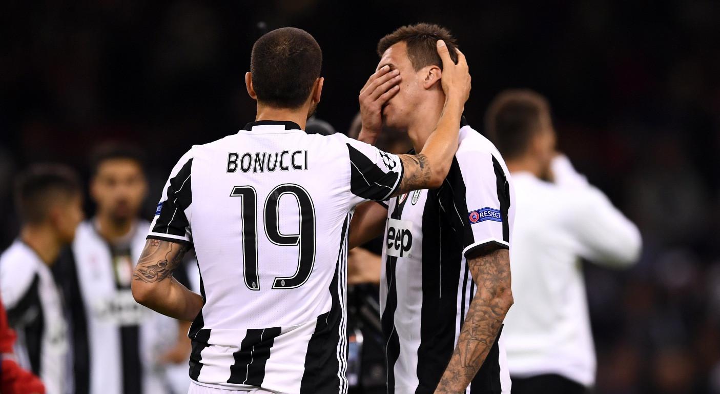 Para pemain Juventus setelah kalah 1-4 dari Real Madrid pada pertandingan final Liga Champions, di Stadion Millenium, Cardiff, Sabtu (3/6/2017). (AFP). 