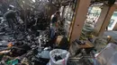 Sejumlah pedagang mengais puing dan sisa barang dagangan yang hangus terbakar di Pasar Taman Puring, Jakarta Selatan, Selasa (29/7/2025). (merdeka.com/Arie Basuki)