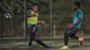 Bek Timnas Indonesia U-22, Ricky Fajrin, melepaskan tendangan saat latihan di Lapangan SPH Karawaci, Banten, Senin (7/8/2017). Latihan dilakukan sebagai persiapan jelang SEA Games 2017 Malaysia. (Bola.com/Vitalis Yogi Trisna)