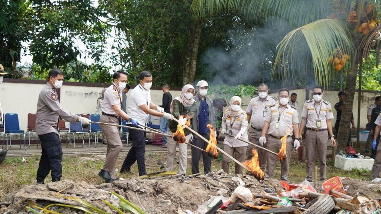 Karantina Kalbar Musnahkan Ribuan Kilogram Komoditas Ilegal Berisiko Penyakit Demi Keamanan Nasional