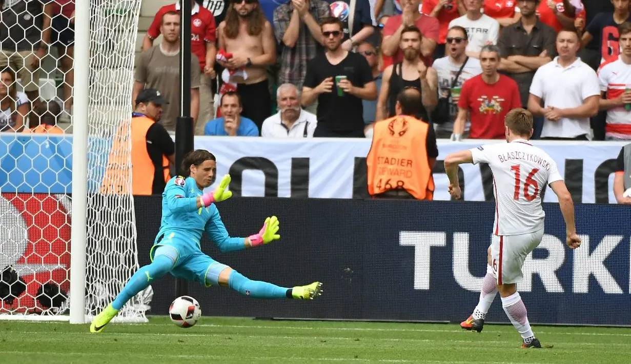 Pemain Polandia, Jakub Blaszczykowski, saat mencetak gol ke gawang Swiss pada babak 16 besar Piala Eropa 2016 di Stade Geoffroy-Guichard, Saint-Etienne, (25/6/2016). (EPA/Bartlomiej Zborowski)
