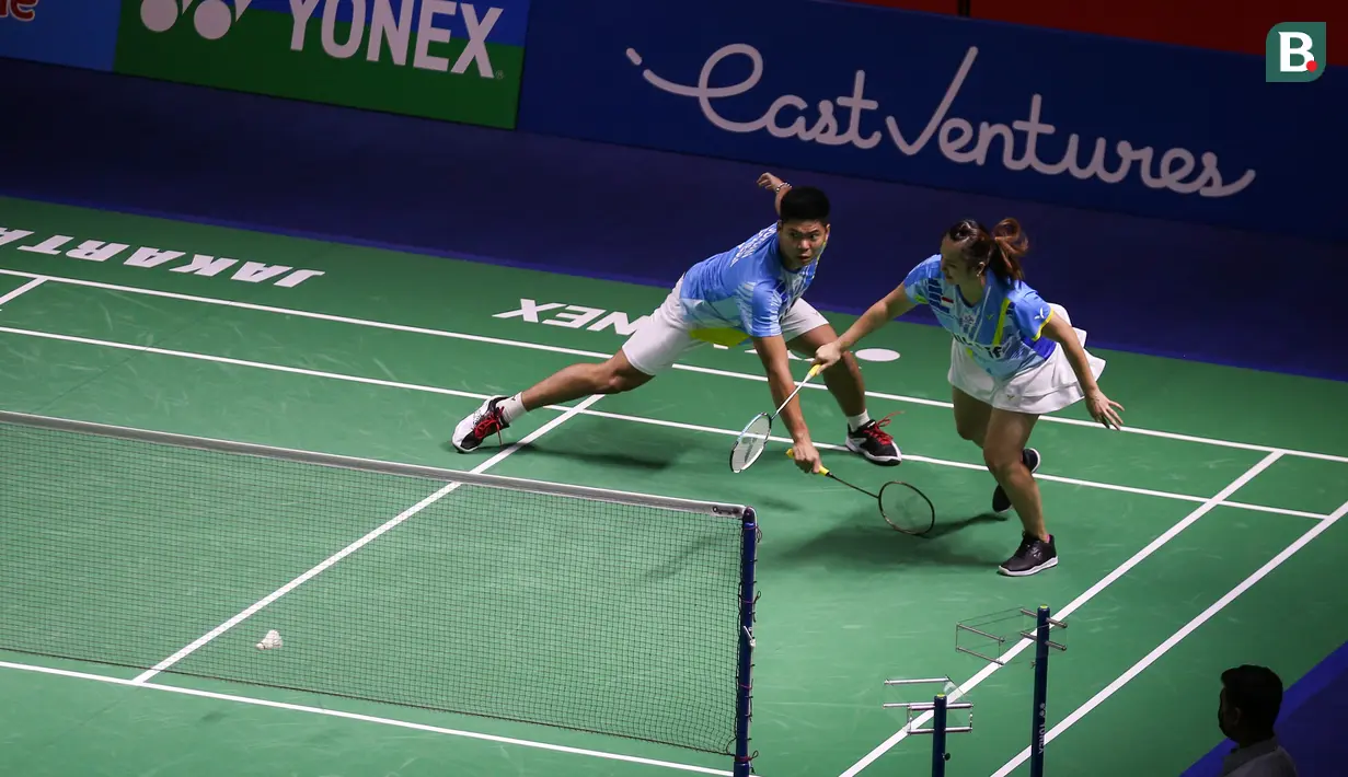 Sementara tiga wakil Indonesia yang melaju ke babak 16 Besar adalah pertama dari sektor ganda campuran. Praveen Jordan/Melati Daeva Oktavianti yang kini berstatus non pelatnas namun masih menjadi yang terbaik di tanah air dengan menempati peringkat ke-5 BWF berhasil mengalahkan wakil Skotlandia dengan dua game langsung 21-6, 21-18. (Bola.com/Bagaskara Lazuardi)