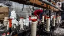 Pekerja memintal benang di Kebayoran, Jakarta, Selasa (5/7/2022). Pabrik benang yang berdiri sejak tahun 1970-an tersebut dapat memproduksi 100 kilogram benang dalam sehari dan dipasarkan ke berbagai daerah di Indonesia. (Liputan6.com/Johan Tallo)