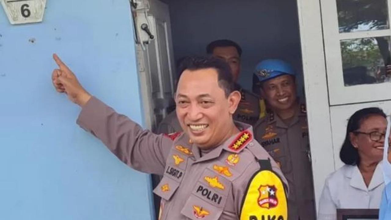 Tersenyum, Kapolri Kunjungi Rumah Masa Kecilnya di Lanud Pattimura Ambon, Ternyata Sang Ayah Seorang Perwira TNI Angkatan Udara