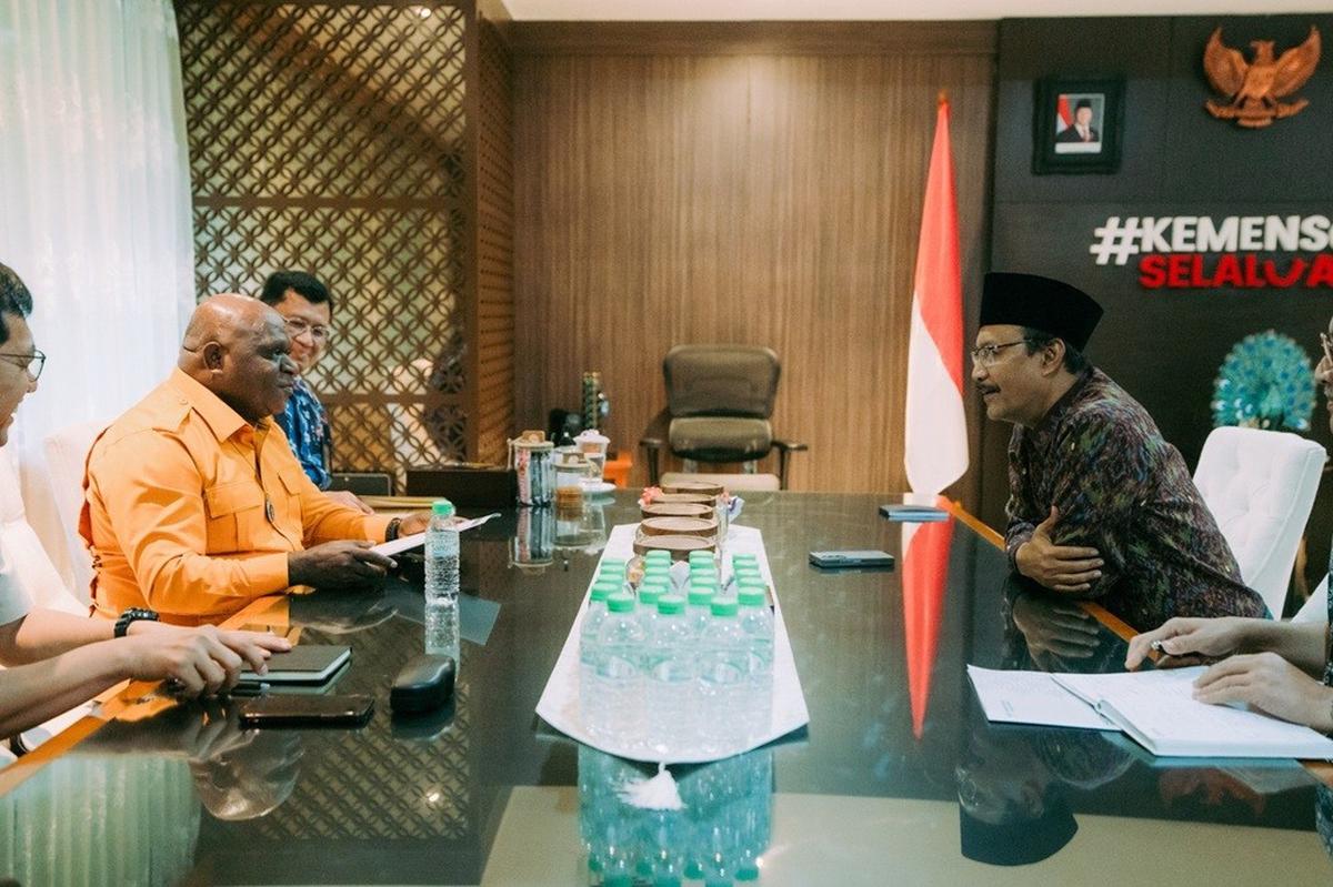 Menteri Hak Asasi Manusia (HAM) Natalius Pigai bertemu dengan Menteri Sosial Saifullah Yusuf (Gus Ipul) di Kantor Kemensos