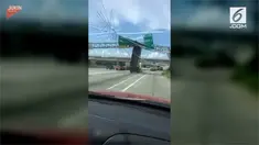 Kecelakan terjadi di sebuah jalan tol di Texas. Sopir truk lupa menurunkan bak hidrolik, akibatnya bak truk menabrak sebuah papan penunjuk jalan.
