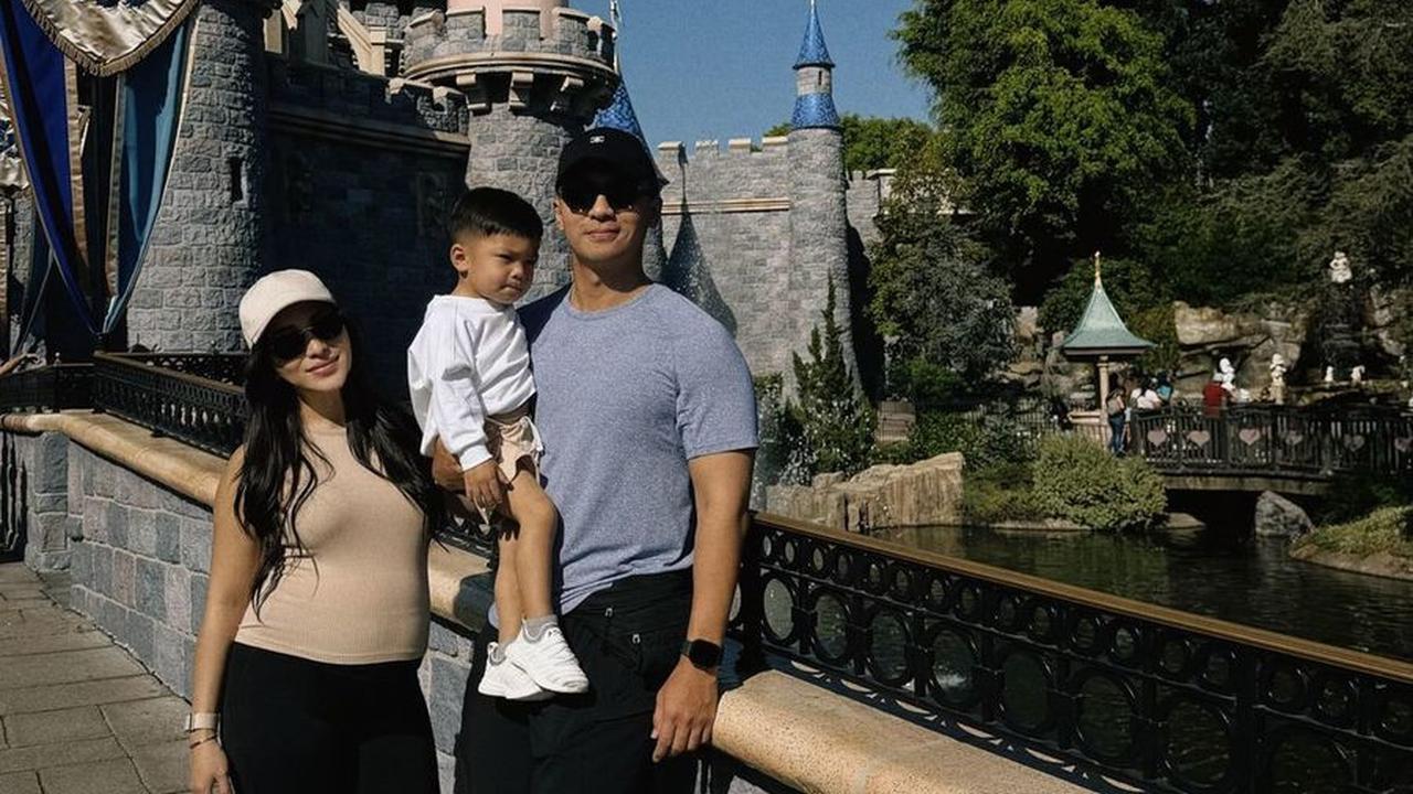 Bakal Melahirkan di Amerika, Ini 8 Potret Nikita Willy Liburan ke Disneyland bersama Keluarga - Masih Sanggup Jalan Kaki 15 Ribu Langkah