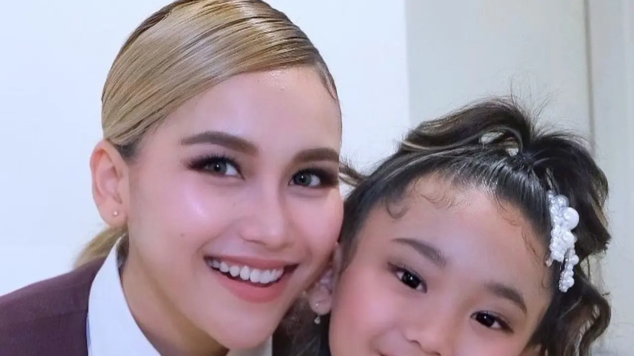 Ayu Ting Ting dan Bilqis Khumairah Razak tampil duet dalam acara TV (Foto: Instagram/@kriznafahrezi)