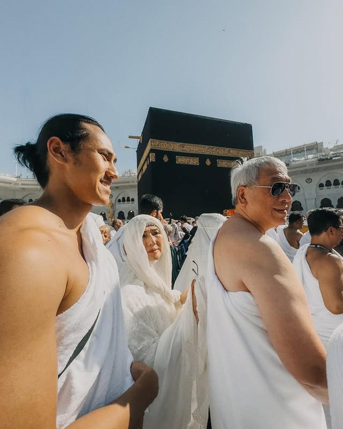 Dikira Non-Muslim, 7 Potret Sean Gelael Jalankan Ibadah Umrah Bersama Keluarga - Tampil dengan Rambut Gondrong
