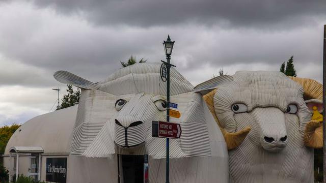 gedung dengan bentuk tak biasa