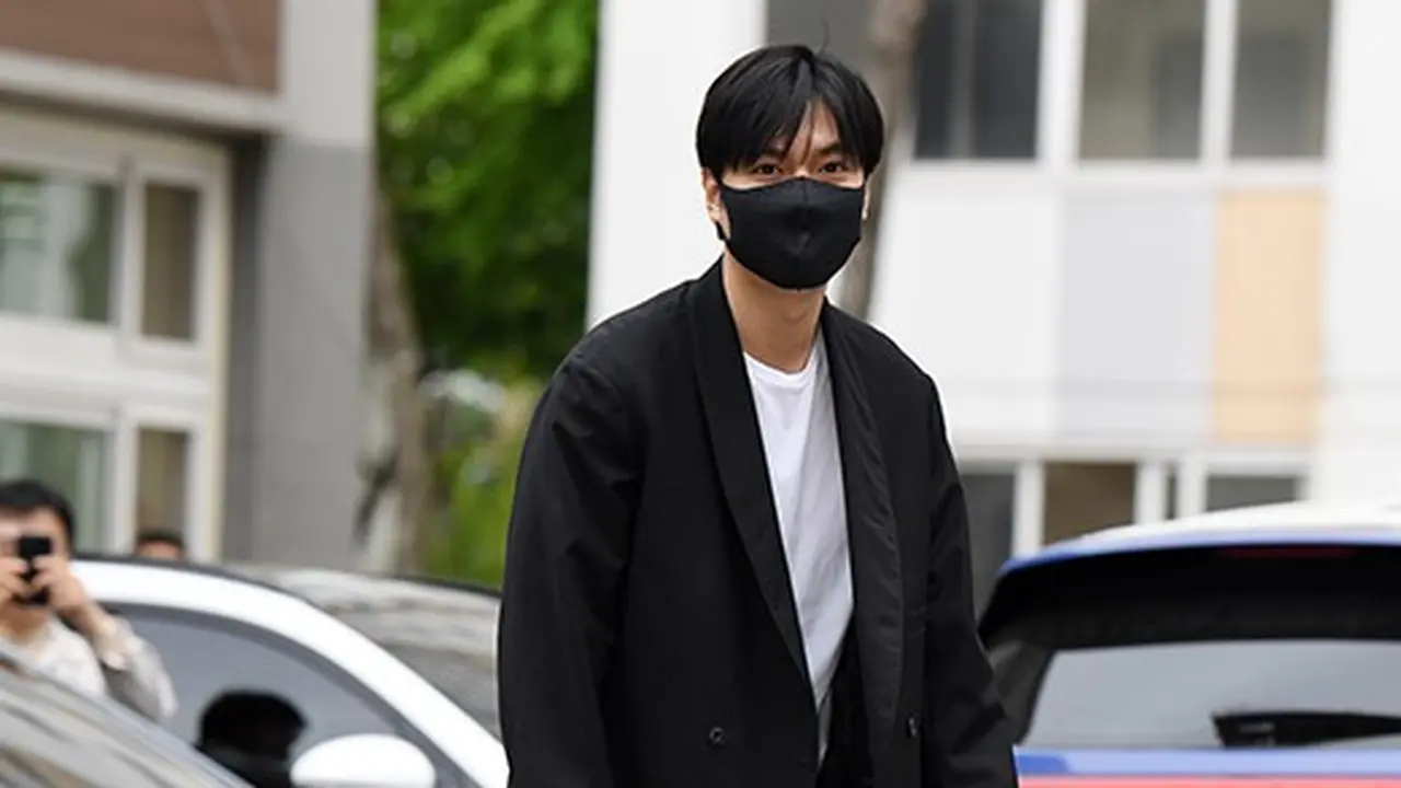 [Fimela] Penampilan Perdana Lee Min Ho Setelah Wamil