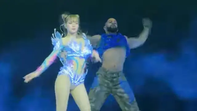 Penampilan Lisa BLACKPINK di Festival Coachella 2025, Siapa yang Mendesain Kostum?. (Dok: YT https://youtu.be/tC-KLw6fBCw?si=_I2ByIxfPFFyaQZY)