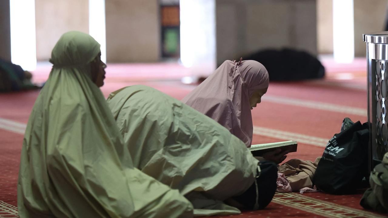 FOTO Warga Manfaatkan Awal Ramadan untuk Beribadah di Masjid Istiqlal