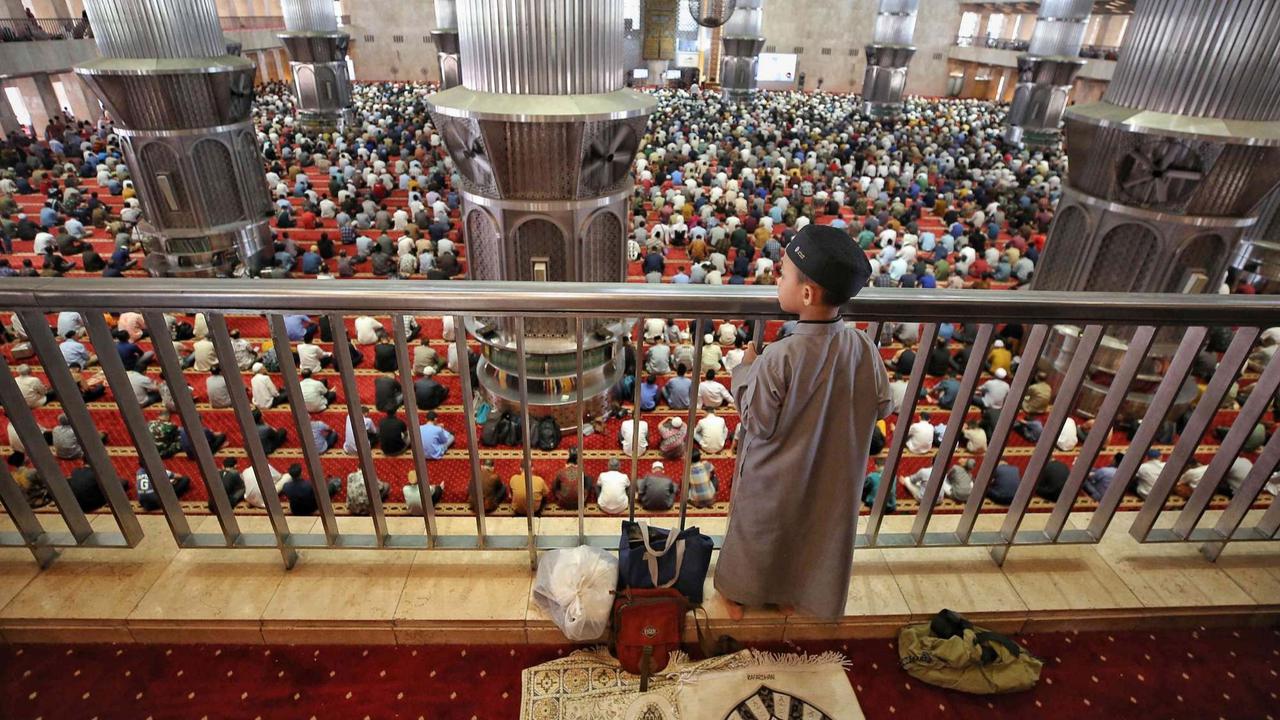 Salat Jumat pertama Ramadan 1446 Hijriah di Masjid Istiqlal