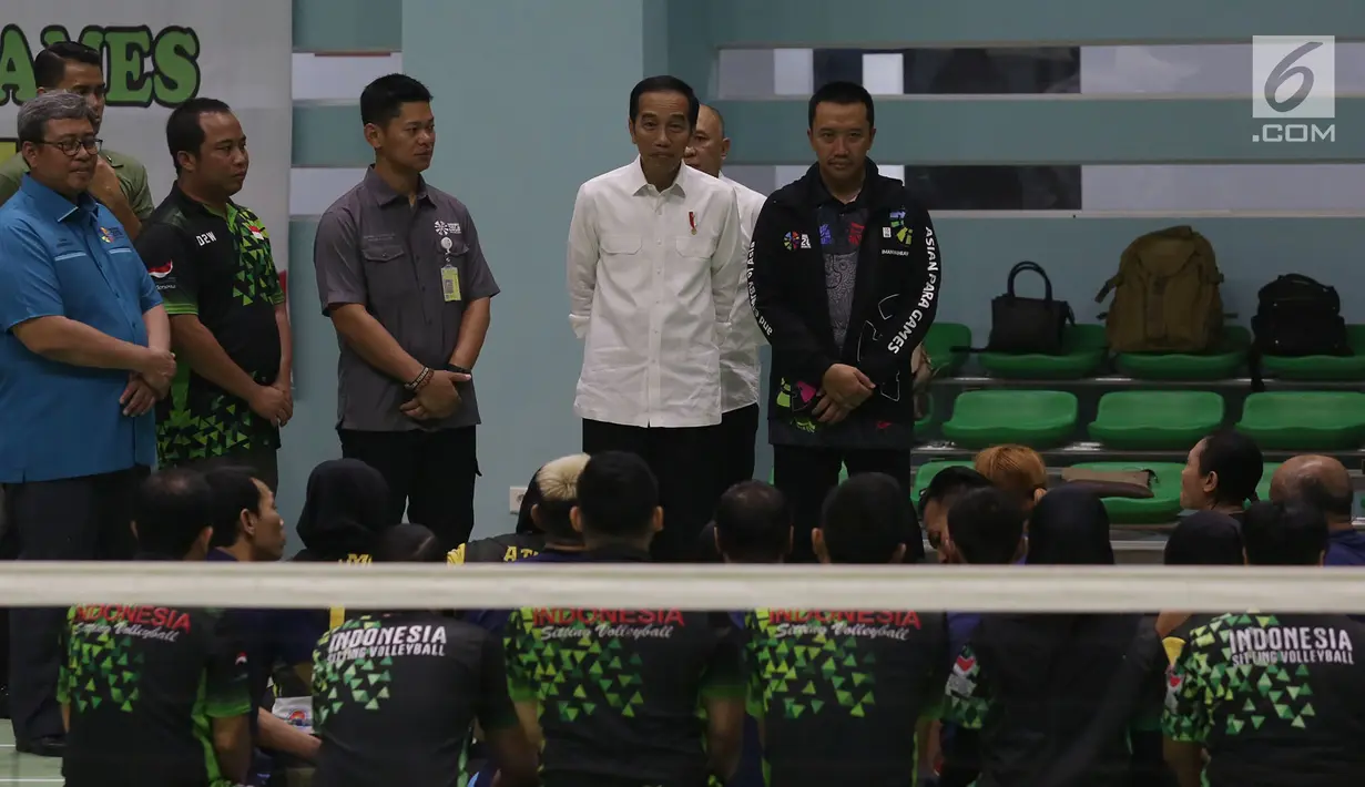 Presiden Joko Widodo berbincang dengan atlet Para Games 2018 di Arena GBK, Jakarta, Kamis (27/9). Asian Para Games yang mempertandingkan para atlet difabel ini akan digelar di Jakarta pada 6-13 Oktober mendatang. (Merdeka.com/Imam Buhori)