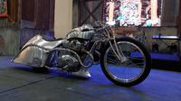 Motor kustom Phoenix ikut mejeng pada gelaran Kustomfest 2024. (Liputan6.com/ Rendy Yansah)
