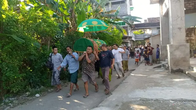 Putra dai kenamaan KH Arrazy Hasyim atau Buya Arrazy saat akan dimakamkan. (Adirin/Liputan6.com)
