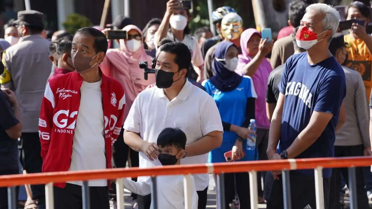 Presiden Joko Widodo, Menteri BUMN Erick Thohir, Gubernur Jawa Tengah Ganjar Pranowo, dan Wali Kota Surakarta Gibran Rakabuming Raka di Solo Car Free Day (CFD), Surakarta, Minggu (7/8/2022). (Dok BUMN)
