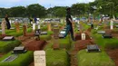 Suasana salah satu Tempat Pemakaman Umum (TPU) yang ada di Jakarta pada Rabu (5/11/2025). Pemerintah Provinsi DKI Jakarta berpacu dengan waktu mencari solusi agar warga masih bisa dimakamkan di tanah kelahirannya. (Kapanlagi.com/Budy Santoso)
