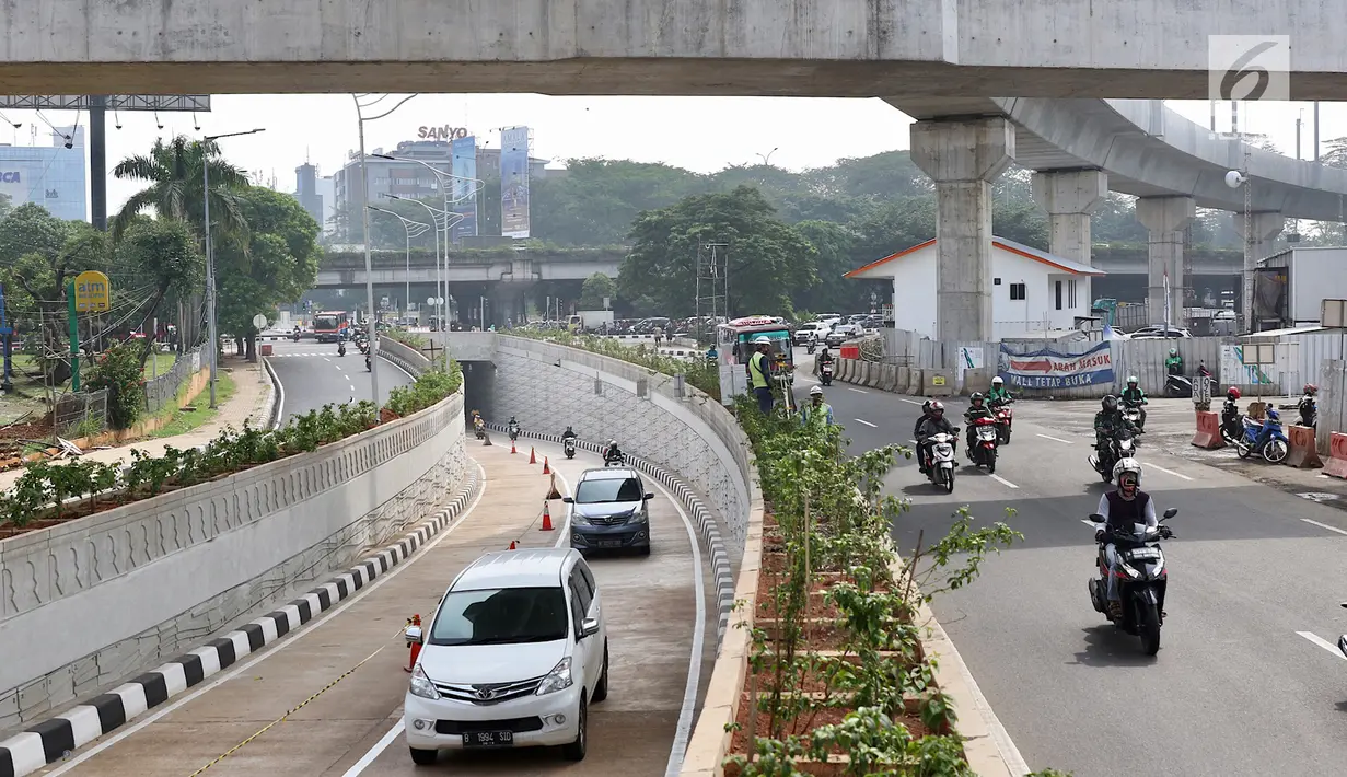 Kondisi arus lalu lintas di sekitar underpass Kartini di kawasan Lebak Bulus, Jakarta Selatan, Jumat (23/2). Underpass Kartini, Lebak Bulus, Jakarta Selatan, telah dibuka untuk dilakukan uji coba pada Selasa (20/2/2018). (Liputan6.com/Immanuel Antonius)