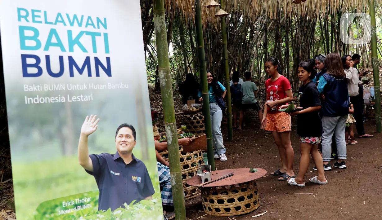 Pengunjung bisa menikmati sejumlah kudapan khas Desa Penglipuran di Pasar Pelipur Lara, Kabupaten Bangli, Bali, Rabu (16/8/2023). (Liputan6.com/Helmi Fithriansyah)