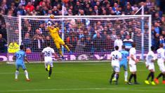 Yaya Toure dibuat tak percaya oleh penyelamatan gemilang Lukasz Fabianski. This video presented by BallBall.