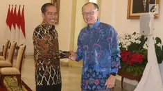 Presiden Joko Widodo (Jokowi) bersalaman dengan Presiden Bank Dunia Jim Yong Kim saat kunjungan kehormatan di Istana Kepresidenan Bogor, Jawa Barat, Rabu (4/7). Pertemuan membahas persiapan Annual Meeting IMF-World Bank di Bali (Liputan6.com/Angga Yuniar)