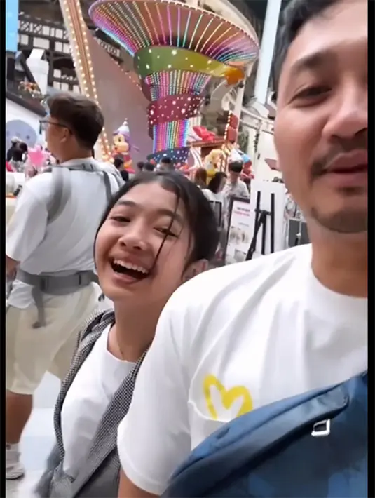 Dalam video singkat, kedekatan Angga dengan anak sambungnya juga sangat terlihat. Potret bahagia anak Anna bersama ayah sambungnya saat menikmati jalan-jalan di Korea. [Instagram/anggawijaya88]