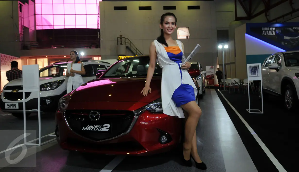 Seorang model bergaya di standmobilMazda yang dipamerkan di Indonesia International Motor Show 2015 di JI Expo Kemayoran Jakarta, Rabu (19/8/2015). Puluhan merek kendaraan ternama ikut ambil bagian dalam IIMS 2015. (Liputan6.com/Helmi Fithriansyah)