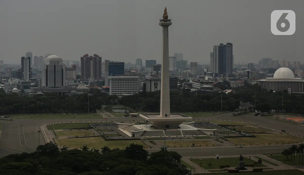 Lanskap gedung pencakar langit diambil dari kawasan Jakarta Pusat, Senin (26/9/2022). Kendaraan bermotor (transportasi) menjadi penyumbang terbesar polusi udara di Jakarta. Hal ini bak menjawab pertanyaan alasan DKI kerap menjadi kota dengan indeks kualitas udara terburuk dunia. (Liputan6.com/Johan Tallo)