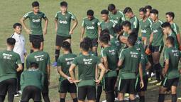 Pelatih Timnas Indonesia U-22, Indra Sjafri, memberikan instruksi kepada pemainnya saat latihan di Lapangan ABC Senayan, Jakarta, Senin (7/1). Latihan ini merupakan persiapan jelang Piala AFF U-22. (Bola.com/Vitalis Yogi Trisna)