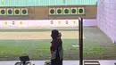 Briptu Fawwaz menunjukkan performa luar biasa dengan memadukan konsentrasi tinggi, kecepatan, dan ketepatan saat berlaga pada nomor 25 Meter Rapid Fire Pistol Men kategori Individu. (Dok. Humas Polri)