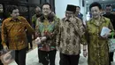Ketua BPK, Harry Azhar Azis (kedua kanan) usai menghadiri Sidang Paripurna Luar Biasa DPD RI di Kompleks Parlemen, Rabu (13/4/2016). Harry  menyaksikan Irman Gusman diinterupsi anggota DPD yang menolak Irman memimpin sidang. (Liputan6.com/Johan Tallo)