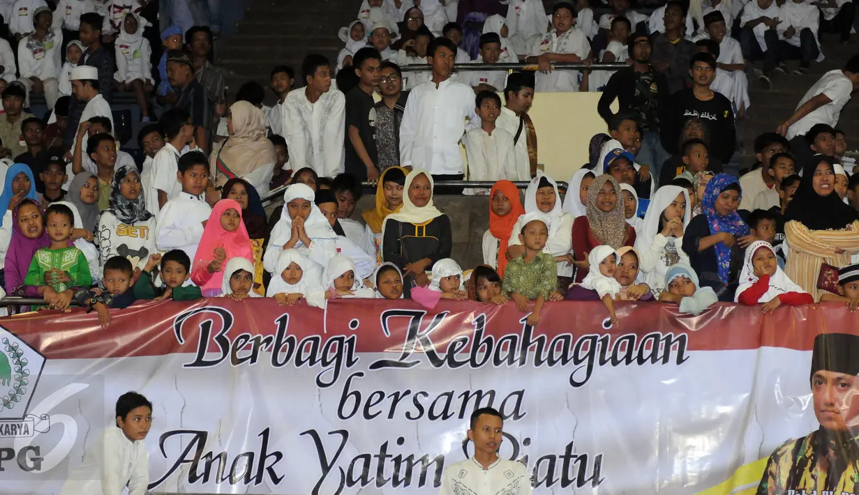 Sejumlah anak mengikuti acara buka puasa bersama AMPG dan fungsionaris Partai Golkar di Istora Senayan Jakarta, Sabtu (18/6). Acara dihadiri Ketua Umum Partai Golkar, Setya Novanto. (Liputan6.com/Helmi Fithriansyah)