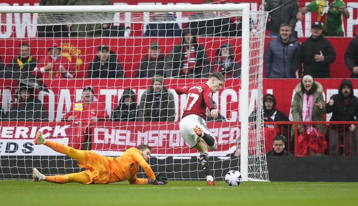 Gelandang Manchester United, Alejandro Garnacho mencetak gol ke gawang Liverpool yang akhirnya dianulir akibat offside pada laga pekan ke-32 Premier League 2023/2024 di Old Trafford Stadium, Manchester, Minggu (7/4/2024). (AP Photo/Dave Thompson)