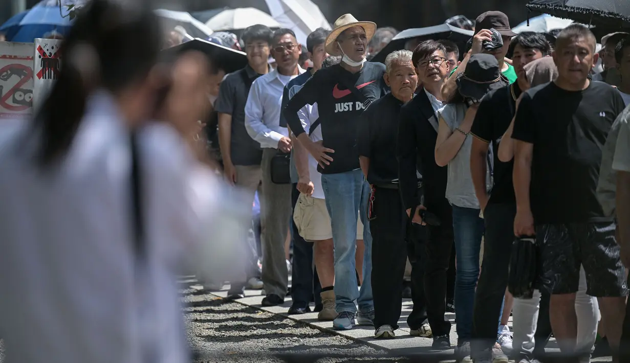 Di sisi lain, Kuil Yasukuni yang didirikan pada 1869 didedikasikan untuk 2,5 juta orang Jepang yang tewas dalam perang yang dimulai pada abad ke-19, termasuk Perang Dunia II. (Richard A. Brooks/AFP)