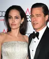 Melansir Dailymail, tersiar kabar bahwa kekayaan yang dimiliki pasangan Angelina Jolie dan Brad Pitt mencapai angka US$400 juta atau setara Rp. 5,26 trilliun. Sedangkan data dari Forbez, kekayaan pasangan ini sekitar 7,215 triliun. (AFP/Bintang.com)