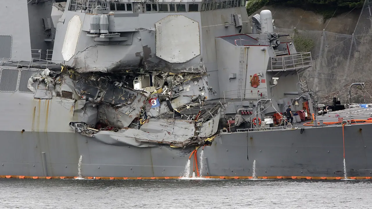 Kondisi USS Fitzgerald pasca-tabrakan dengan kapal ACX Crystal (AP)