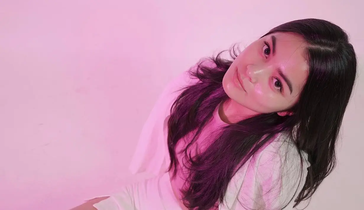 Kini ia juga aktif jadi kreator konten. Salah satu konten paling ramai adalah ketika ia interview para pro player dengan pertanyaan-pertanyaan lugu. [Instagram @annyaerica]