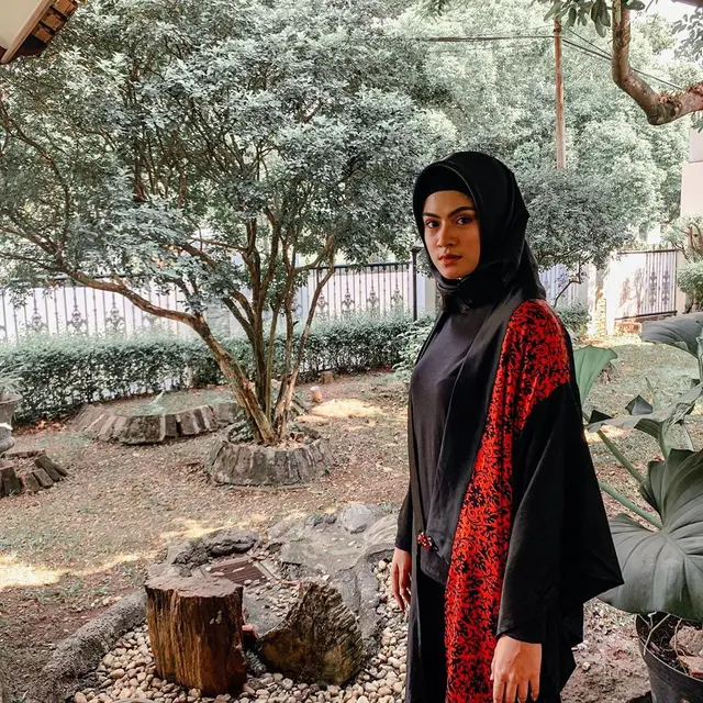 Bikin Pangling, Ini 7 Pesona Hana Saraswati Kenakan Hijab Saat Umroh