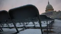 Salju menutupi kursi-kursi untuk mereka yang akan menyaksikan pelantikan Presiden terpilih Amerika Serikat 2024, Donald Trump, di area luar Gedung Capitol, Washington DC, 19 Januari 2025. (Kevin Dietsch/GETTY IMAGES NORTH AMERICA/Getty Images via AFP)