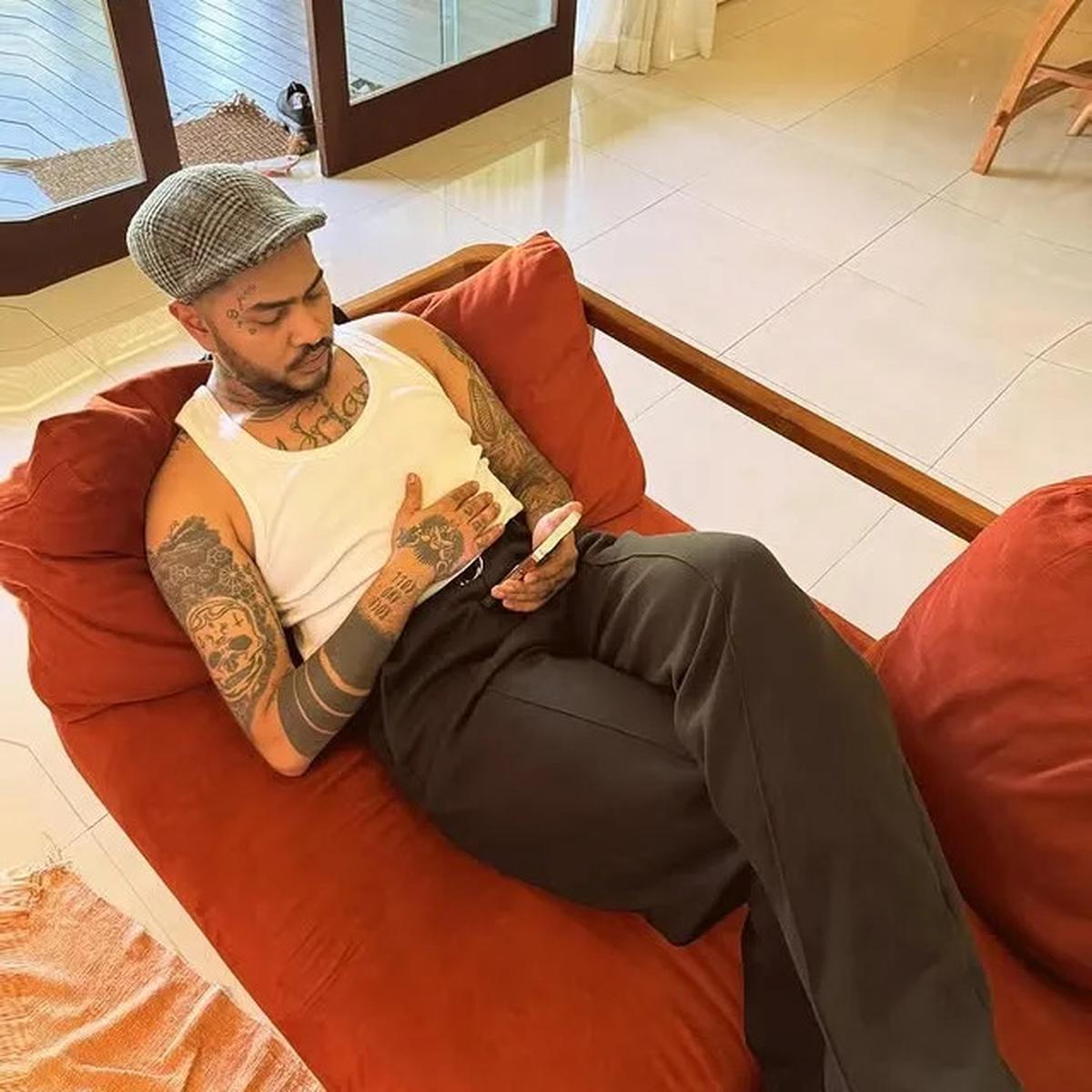 Onadio Leonardo sedang santai