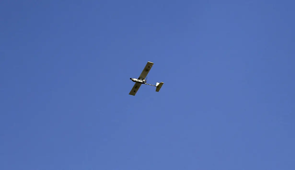 Kendaraan udara tak berawak (UAV atau drone) gerakan Islam Palestina Hamas terlihat selama latihan militer oleh Hamas dan faksi bersenjata Palestina lainnya di Kota Gaza (29/12/2020). (AFP/Mohammed Abed)
