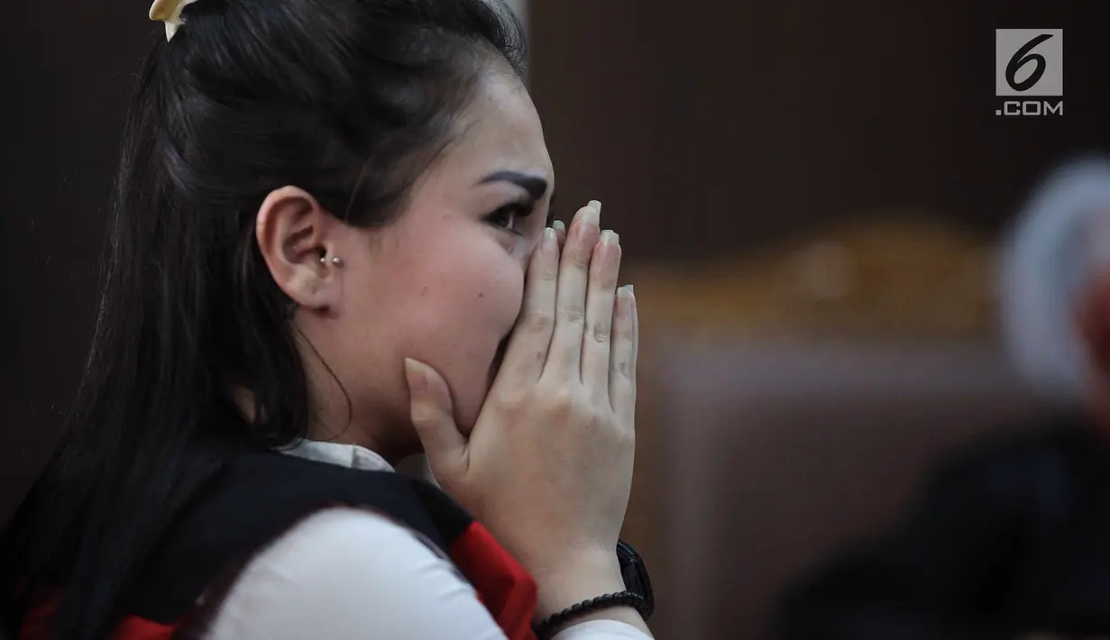 Terdakwa kasus narkoba Jennifer Dunn menangis saat menjalani sidang lanjutan di PN Jakarta Selatan, Kamis (24/5). Aktris cantik 28 tahun ini dituntut 8 bulan penjara dikurangi masa tahanan. (Liputan6.com/Faizal Fanani)