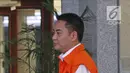 Tersangka anggota DPR Fayakhun Andriadi mengenakan rompi tahanan berjalan meninggalkan gedung KPK usai diperiksa, Jakarta, Rabu (28/3). Fayakhun tidak berkomentar dan hanya tersenyum saat ditanya soal penahanannya tersebut. (Liputan6.com/Herman Zakharia)